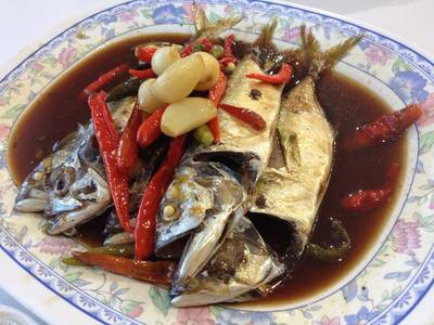 ปลาทูซาเตี๊ยะ ตัวใหญ่+อ้วน ที่ ร้านอาหาร แดงอาหารทะเล (เจ๊แดง) เจ้าเก่า