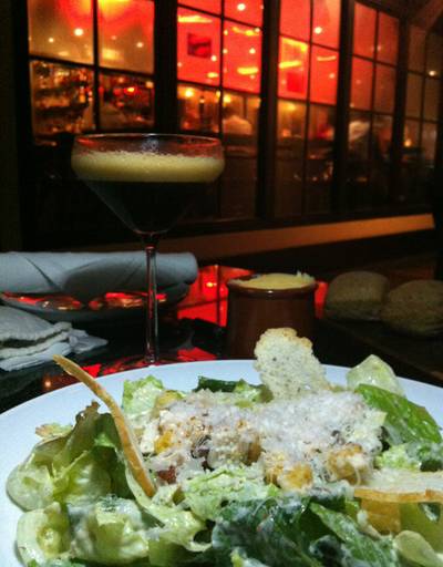 ซีซาร์สลัด อร่อยเลยค่ะ ที่ ร้านอาหาร Hyde & Seek Gastro Bar