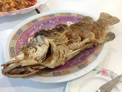 ปลากระพงทอดราดน้ำปลา ที่ ร้านอาหาร แดงอาหารทะเล (เจ๊แดง) เจ้าเก่า