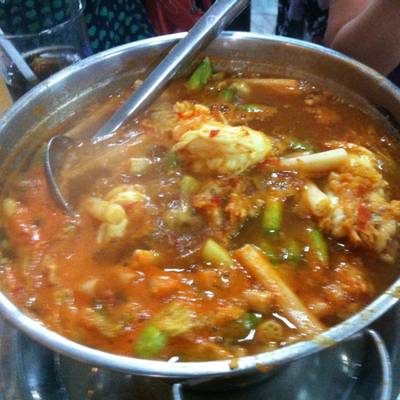 แกงส้มผักรวม (สายบัว, ดอกแค) ที่ ร้านอาหาร กุ้งอบภูเขาไฟ