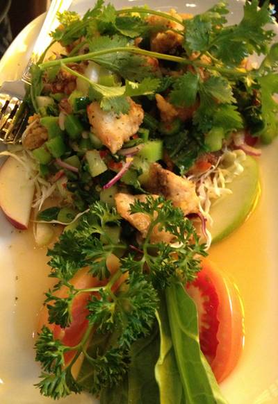 ยำคะน้าปลากระพง ที่ ร้านอาหาร ขวัญจิตร