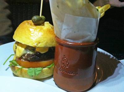 6.5 oz Wagyu BEEF Yankee BURGER ชิ้นใหญ่มาก ที่ ร้านอาหาร Hyde & Seek Gastro Bar