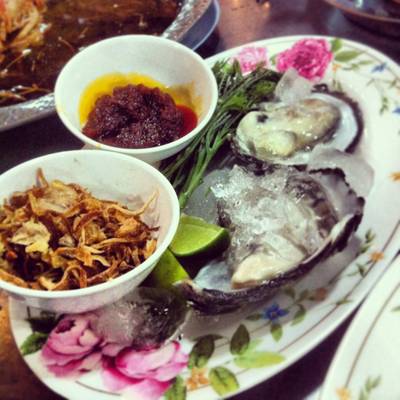 หอยนางรมสด ที่ ร้านอาหาร กุ้งอบภูเขาไฟ