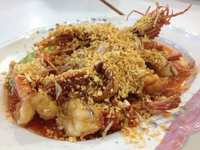 กุ้งทอดกระเทียม (กุ้งประทุม) ที่ ร้านอาหาร แดงอาหารทะเล (เจ๊แดง) เจ้าเก่า