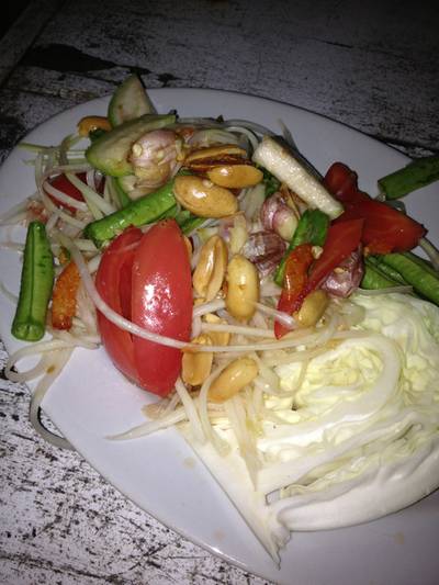 ส้มตำค้าาา ที่ ร้านอาหาร ปลาบุรี ริเวอร์ไซด์