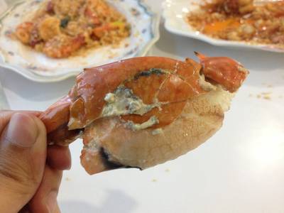 แกะปูให้ดูว่ามันใหญ่สะใจ ที่ ร้านอาหาร แดงอาหารทะเล (เจ๊แดง) เจ้าเก่า