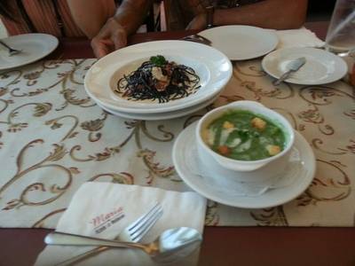ซุปผักโขม กับสปาเกตตี้เส้นหมึกดำ ที่ ร้านอาหาร Maria Pizzeria & Restaurant