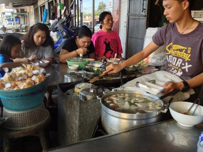 แคะปากหม้อ สดๆทีละตัวเสริฟถึงชาม  ที่ ร้านอาหาร ปากหม้อ เจ๊โบ้