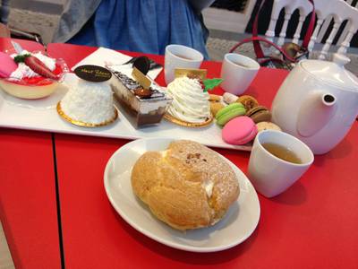 ชุดขนมกับกาน้ำชาใบน้อย ที่ ร้านอาหาร Montblanc Promenade