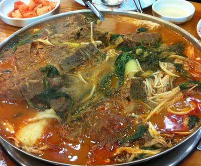 ซุปกระดูกร้อนๆ ที่ ร้านอาหาร ร้านซุปกระดูกชั้น2