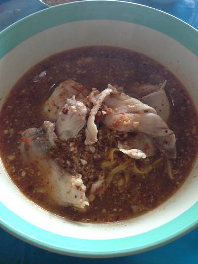 บะหมี่ต้มยำปลา ที่ ร้านอาหาร ก๋วยเตี๋ยวลูกชิ้นปลานายหอย