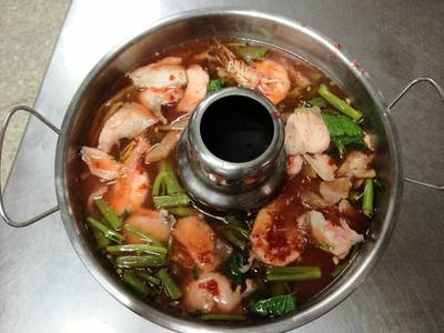 เย็นตาโฟหม้อไฟทะเล  ที่ ร้านอาหาร เย็นตาโฟแหลมฟ้าผ่า