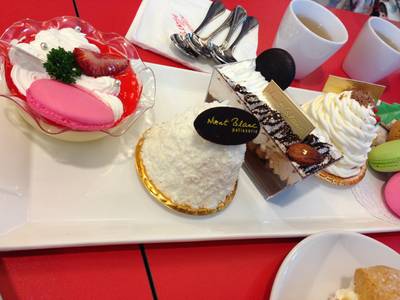 เค้กทั้งสี่อย่างของพวกเรา ที่ ร้านอาหาร Montblanc Promenade