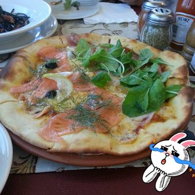 พิซซ่าแซลม่อนใบร็อคเกต สด อร่อย ที่ ร้านอาหาร Maria Pizzeria & Restaurant