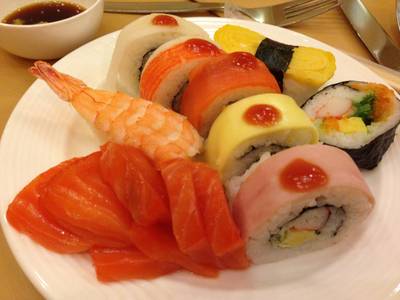 ซูชิที่จัดในไลน์ Buffet ที่ ร้านอาหาร Bon Vivant (บอง วีวอง)