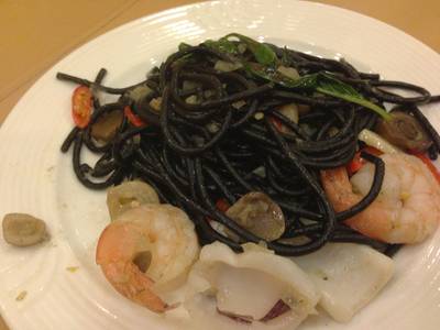 สปาเกตตี้เส้นดำผัดชี้เมาทะเล ที่ ร้านอาหาร Bon Vivant (บอง วีวอง)