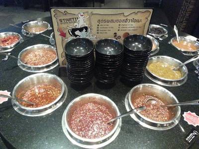 สารพัดน้ำจิ้ม ที่ ร้านอาหาร Evaime Shabu Shabu Siam Discovery Center สารพัดน้ำจิ้ม ที่ ร้านอาหาร Evaime Shabu Shabu Siam Discovery Center