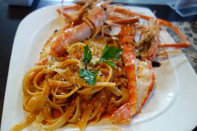 กุ้งแม่น้ำผัดผงกระหรี่ราดข้าว ที่ ร้านอาหาร Peppery Barrel Bistro & Wine bar