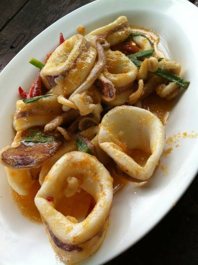 ปลากหมึกผัดไข่เค็ม รสชาติดีค่ะ ปลาหมึกสด ที่ ร้านอาหาร เจ๊จุก 2