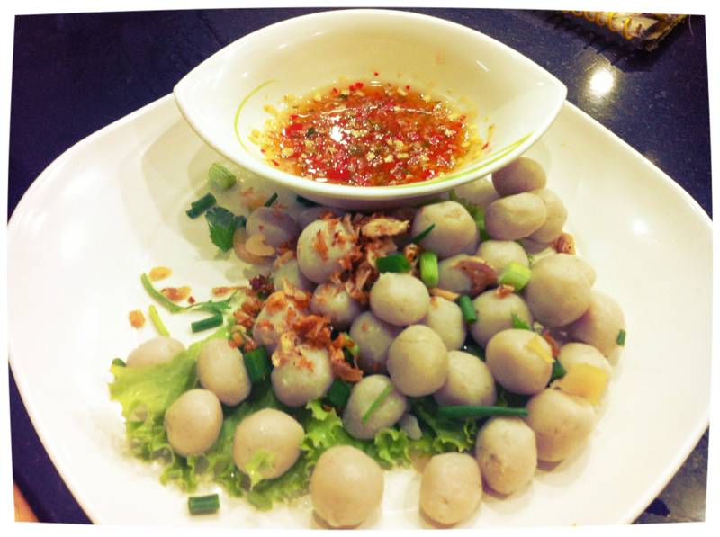 ลูกชิ้นปลากรายลวกจิ้ม ที่ ร้านอาหาร ก๋วยเตี๋ยว โกเนี้ยว