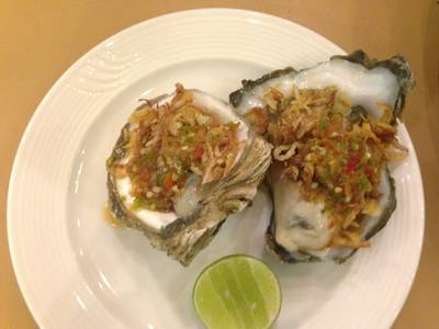 หอยนางรม น้ำจิ้มซีฟู้ดรวเด็ด ที่ ร้านอาหาร Bon Vivant (บอง วีวอง)