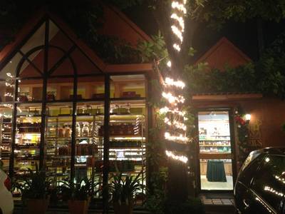 หน้าร้านส่วนเบเกอร์รี่ ที่ ร้านอาหาร Neil's Tavern Restaurant (Steak House) ร่วมฤดี
