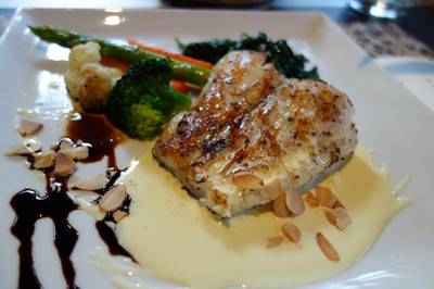 ฟัวกราส์กับผักสลัด ที่ ร้านอาหาร Peppery Barrel Bistro & Wine bar