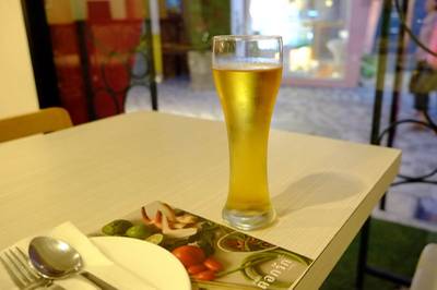 บรรยากาศดื่มเบียร์ริมหน้าต่าง ที่ ร้านอาหาร ส้มตำดอกรัก The Circle