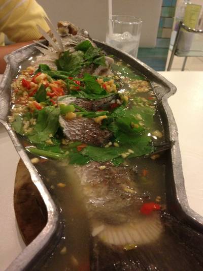 ปลากระพง นึ่งมะนาว ที่ ร้านอาหาร บ้านทะเลซีฟู้ด ปลากระพง นึ่งมะนาว ที่ ร้านอาหาร บ้านทะเลซีฟู้ด