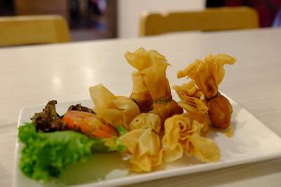 ถุงทอง ที่ ร้านอาหาร ส้มตำดอกรัก The Circle