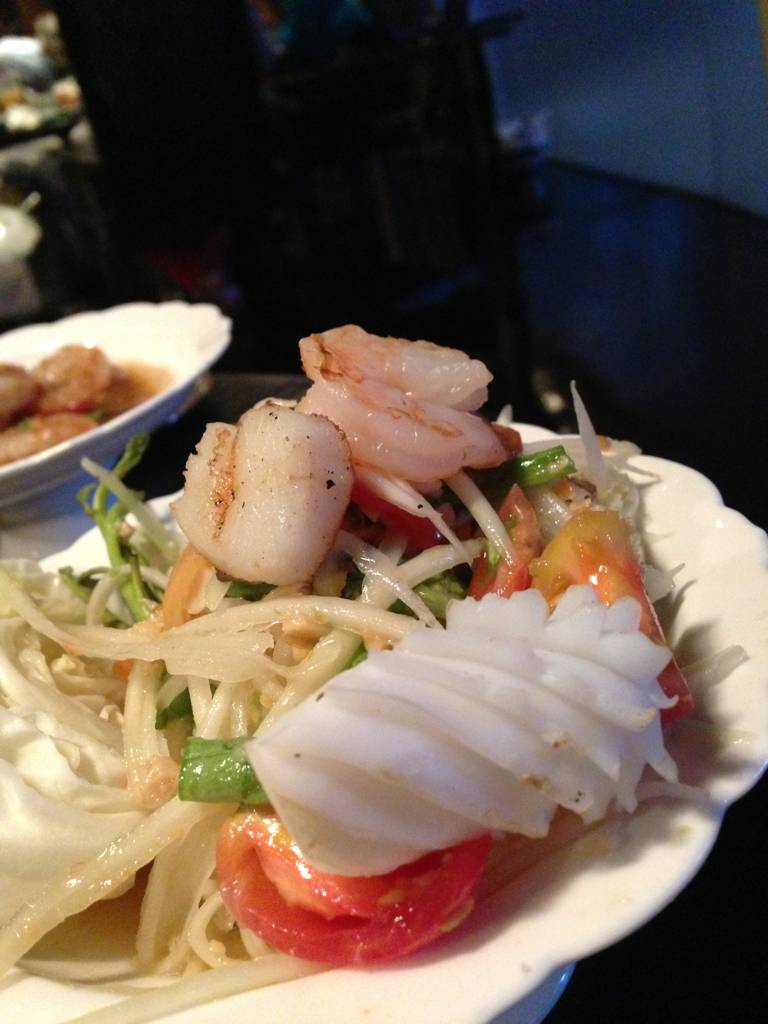 ส้มตำทะเลเผา ที่ ร้านอาหาร The Erawan Tea Room
