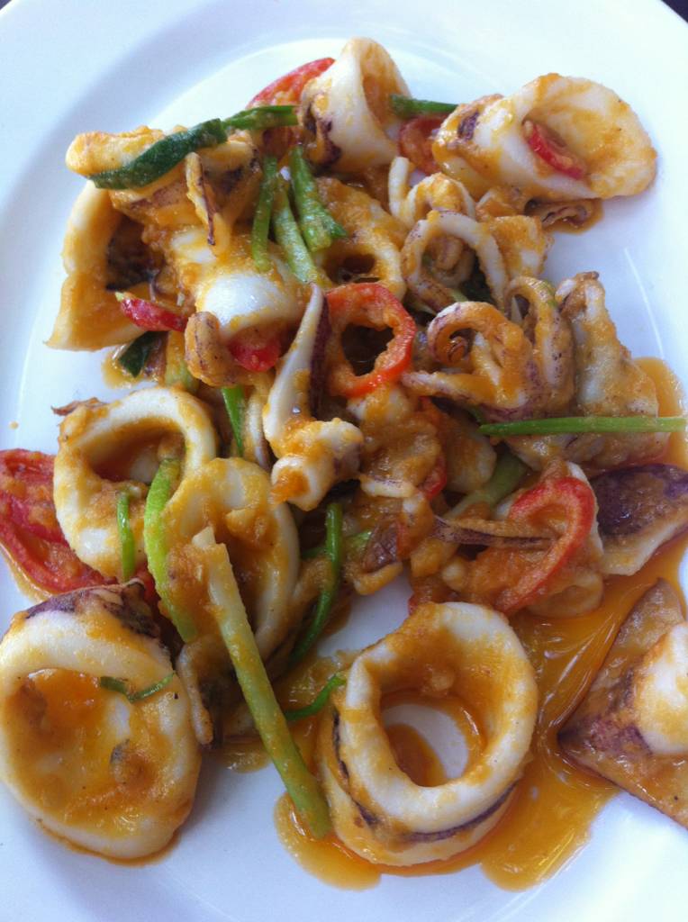 ปลาหมึกไข่เค็ม ของโปรด ที่ ร้านอาหาร มุมอร่อย ศรีราชา