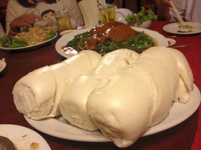 หมั่นโถวร้อนๆ ทานกับขาหมู ที่ ร้านอาหาร เกรท เซี่ยงไฮ้