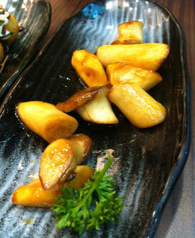 เห็ดออรินจิผัดเนย ที่ ร้านอาหาร yayoi Forture Town