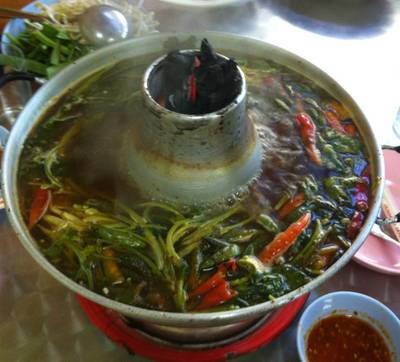 หมัอไฟหม้อนี้เป็นเนื้อวัวค่ะ จริงแล้วหน้าตาเหมือนหม้อไฟเนื้อหมูนะคะ ที่ ร้านอาหาร สมบูรณ์ไทย