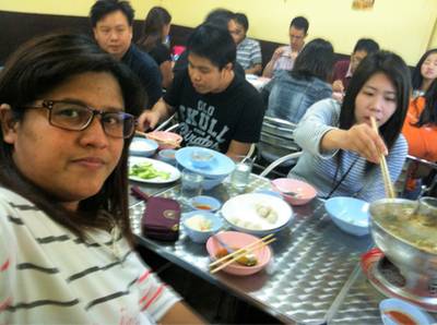 มากันเยอะค่ะ จริงแล้วยังมีอึกฝั่งนะคะ ที่ ร้านอาหาร สมบูรณ์ไทย