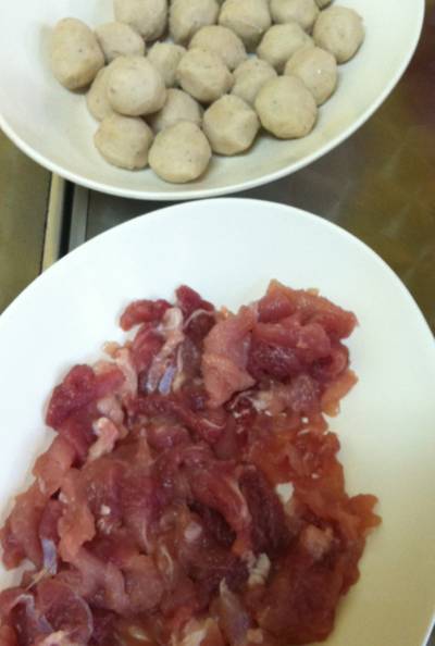 เนื้อหมู ลูกชิ้นหมูลูกจะเล็กกว่าลูกชิ้นเนื้อจ้า ที่ ร้านอาหาร สมบูรณ์ไทย