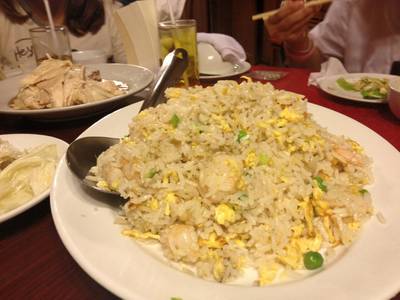 ข้าวผัดกุ้งจานพูนๆ ที่ ร้านอาหาร เกรท เซี่ยงไฮ้