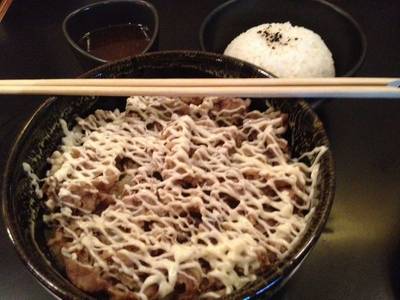 ข้าวหน้าเนื้อ เด็ดขาดด้วยน้ำสต็อกในถ้วยเล้กๆ ที่ ร้านอาหาร Kinniku Gyudon