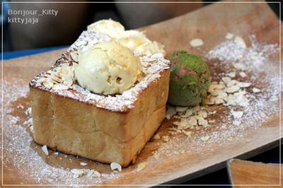 ฮันนี่โทสกับไอติมสีเขียว ที่ ร้านอาหาร iberry เชียงใหม่
