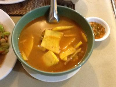 แกงเหลืองครับ คนใต้เรียกแกงส้มครับแซบครับ  ที่ ร้านอาหาร จันทน์หอม