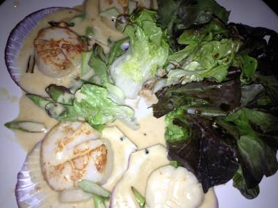 สลัดเสริฟscallop พอใช้ได้ จานนี้ 300 ที่ ร้านอาหาร สามเสนวิลล่า ราชพฤกษ์