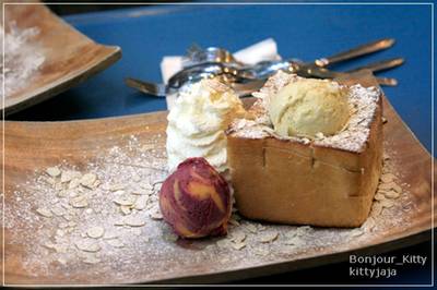 ฮันนี่โทส ไอติมบลูเบอร์รี่มะม่วง ที่ ร้านอาหาร iberry เชียงใหม่