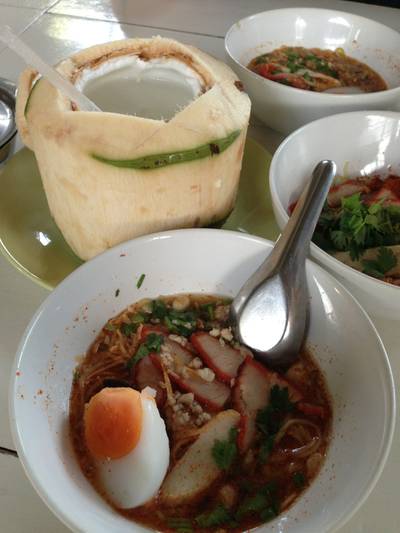 ก๋วยเตี๋ยวไข่ นํ้ามะพร้าวนำ้าหอม ที่ ร้านอาหาร ก๋วยเตี๋ยวไข่ คุณแหม่ม