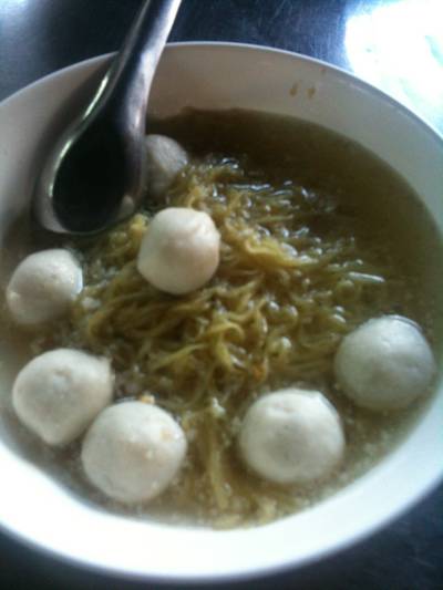 ลูกชิ้นปลาที่เหนียวนุ่มอร่อยนะ ที่ ร้านอาหาร หลุยส์ บะหมี่เกี้ยวกุ้ง
