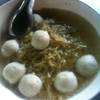 ลูกชิ้นปลาที่เหนียวนุ่มอร่อยนะ ที่ ร้านอาหาร หลุยส์ บะหมี่เกี้ยวกุ้ง