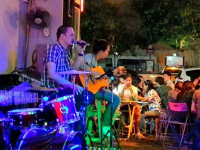 ดนตรีสดเล่นดีครับที่นี่ ♬♪♬♪ ที่ ร้านอาหาร บ้านบัวสอาด