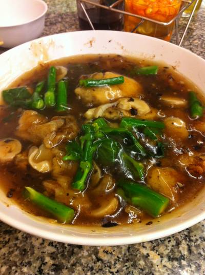 เส้นใหญ่ราดหน้าปลาเต้าซี่ แม้แต่ผักยังกรอบอร่อย ที่ ร้านอาหาร ครัวอาม่า