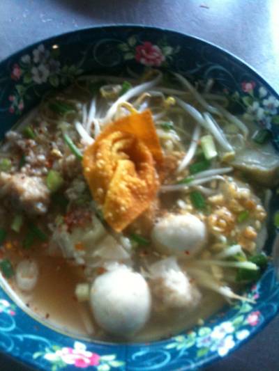 บะหมี่เกี๊ยวกุ้งต้มยำ ที่ ร้านอาหาร หลุยส์ บะหมี่เกี้ยวกุ้ง