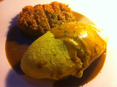 ข้าวหมูทอดราดซอสแกงกะหรี่+ไข่ลาวา ที่ ร้านอาหาร OMU (โอมุ) Park Lane